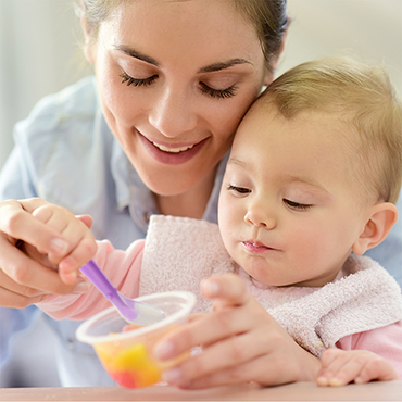 Produktfoto: Der erste Versuche, mit einen Baby-Loeffel zu essen. 