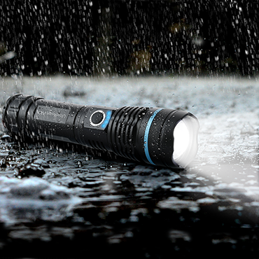 Wasserdichte_Handleuchte_mit_extra_starkem_Lichtstrahl_im_Feuchtigkeitstest